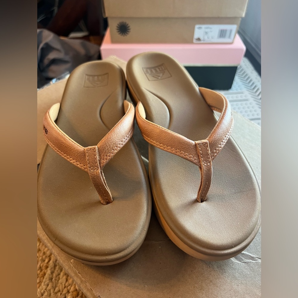 REEF cushion cloud flip flops NEW